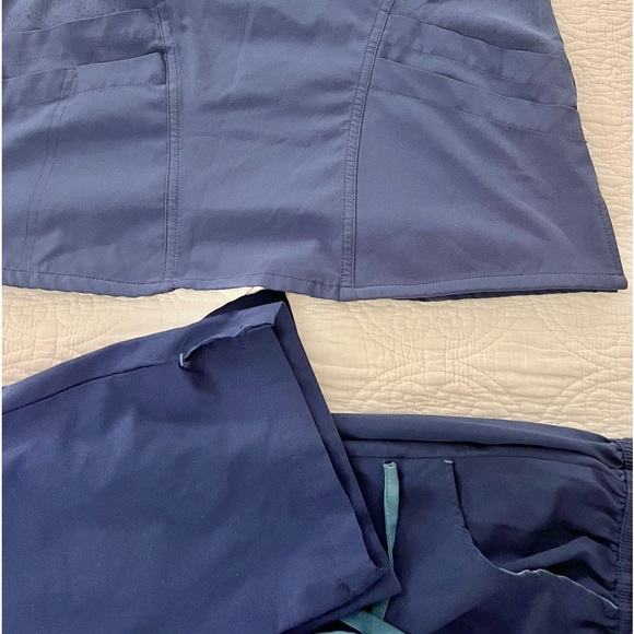 Scrub set - Picture 2 of 2